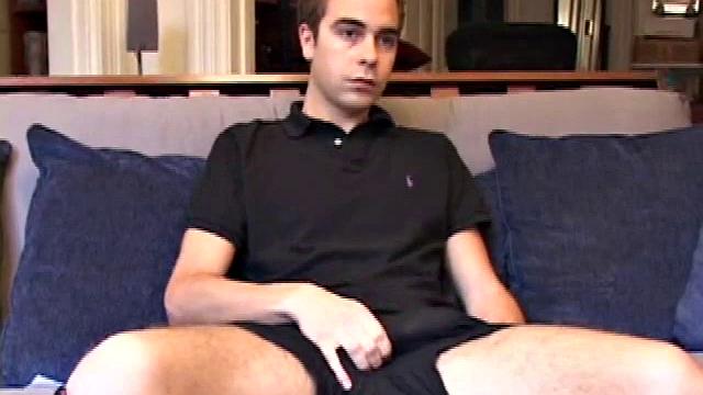 Винченцо дрочит по-взрослому - без лишних церемоний