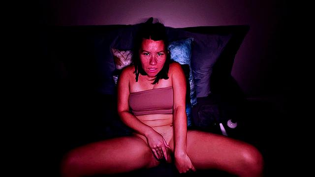 miss brat накачивает пизду и любуется пухлыми губами