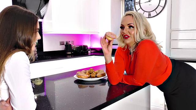 SSEXY MOMMA - Lola Rae Gets in Trouble with Louise!