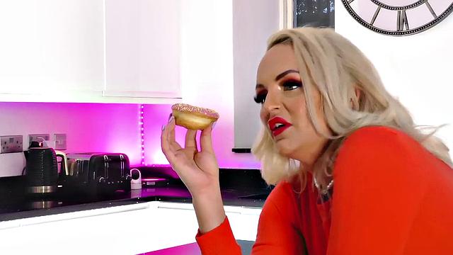 SSEXY MOMMA - Lola Rae Gets in Trouble with Louise!