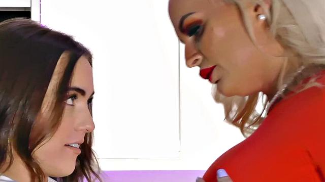 SSEXY MOMMA - Lola Rae Gets in Trouble with Louise!