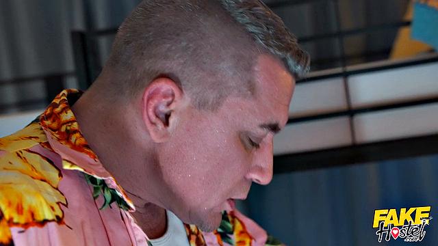 зрелая с формами и худенькая подружка устраивают жаркий тройничок в хостеле