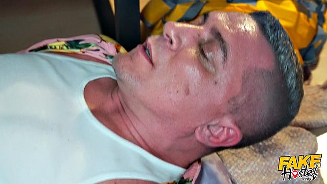 зрелая с формами и худенькая подружка устраивают жаркий тройничок в хостеле