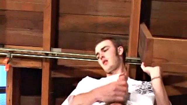 Кристиан Уайлд дрочит и шутит над своим стояком