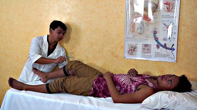 азиатский твинг на приёме у доктора - оказался не такой обычный осмотр