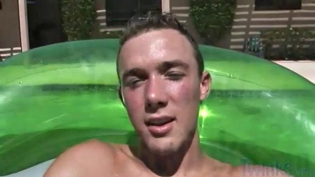 Кирк Каммингс дрочит на свежем воздухе - огород подождёт