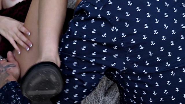 блондинка в очках глотает член и ловит сперму на лицо