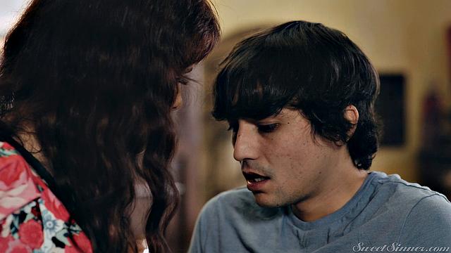 зрелая мамка с большими сиськами трахается по полной