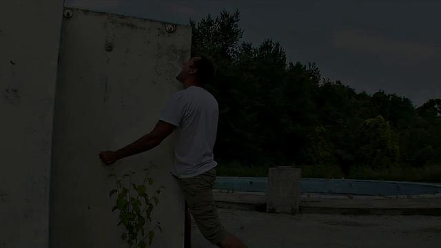 Терри Нова качает у бассейна, давая сосать и кончать на свои натуральные сиськи