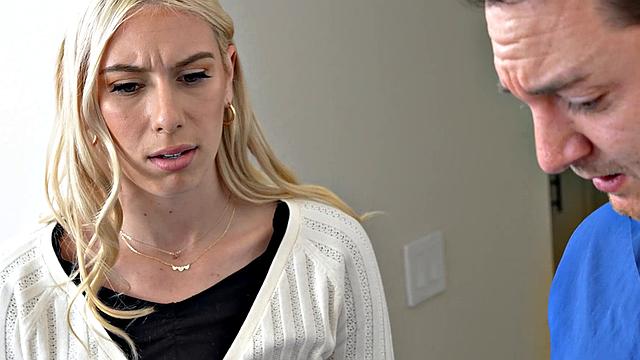 блондинка-шантажистка уламывает папашу на жаркий трах