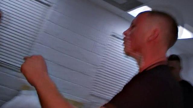 армейские парни жарко трахаются в казарме и кончают вместе