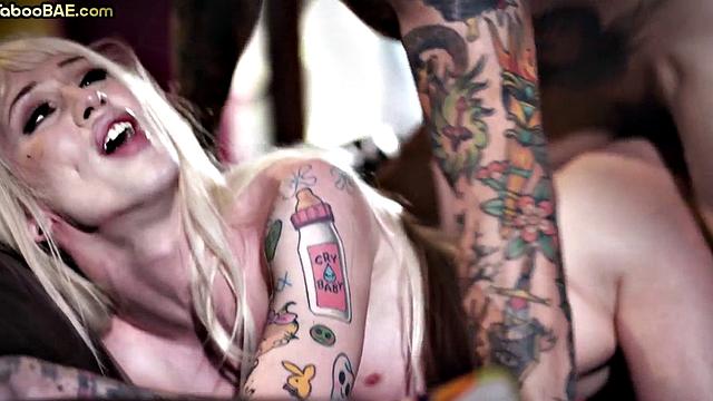 Татуированная изменщица жадно принимает в упругую киску в догги