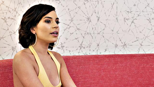 Ария Валенсия с пирсингом сосёт и получает пальчиком в постели