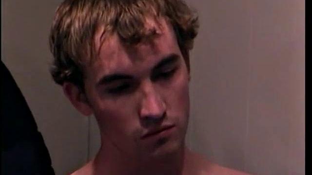 Стрейт парень с дубиной в руке - дрочит так, что зеркало краснеет