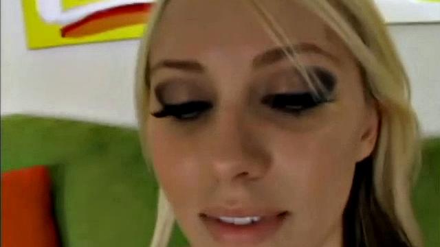 Hot Babe Blowjob and Fucking Closeup