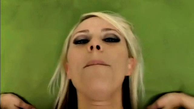 Hot Babe Blowjob and Fucking Closeup