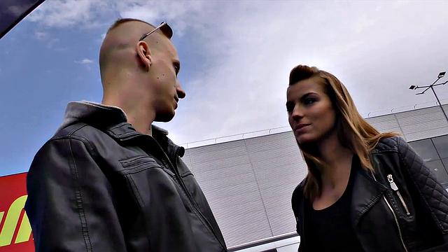 HUNT4K. Bald man sells girlfriend's twat for solid amount