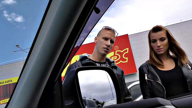 HUNT4K. Bald man sells girlfriend's twat for solid amount