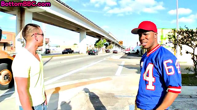 Смотри, как черный гей вор трахается с белым извращенцем на улице в pov формате.