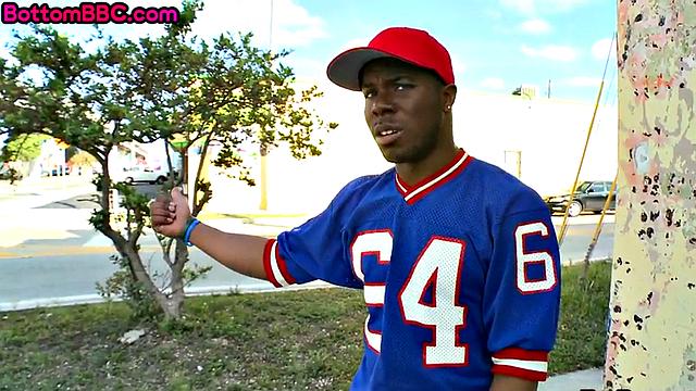 Смотри, как черный гей вор трахается с белым извращенцем на улице в pov формате.