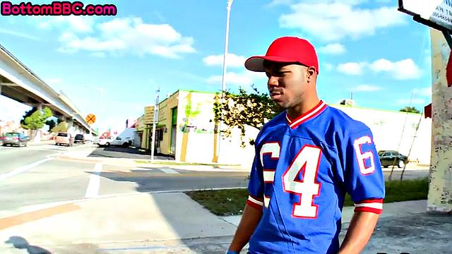 Смотри, как черный гей вор трахается с белым извращенцем на улице в pov формате.