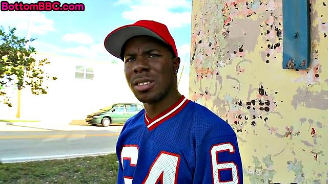 Смотри, как черный гей вор трахается с белым извращенцем на улице в pov формате.