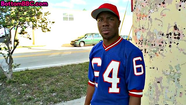 Смотри, как черный гей вор трахается с белым извращенцем на улице в pov формате.