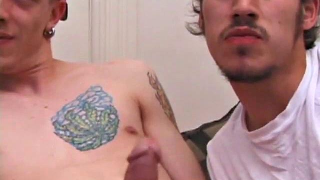 Шейн кончает на лицо Рики и заливает всё вокруг после жаркого минета