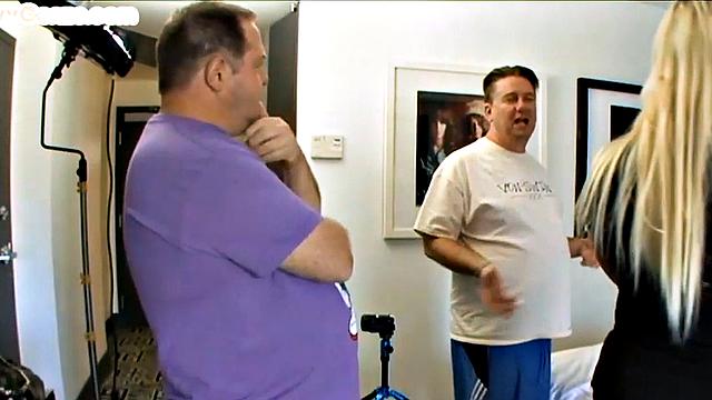 Amateur chubby lady 3some nailed in hotel room