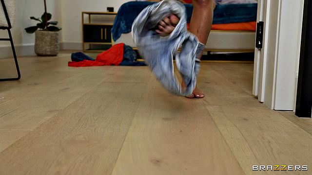 Скандал в спальне: Деми устраивает групповуху с Скарлит и Крисом, делят члена на троих жаждущих тела взрослых!