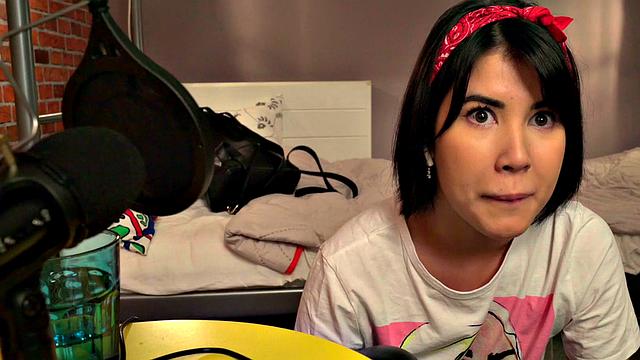 брюнетка-асмр в футболке: сперва дрочит, потом скачет сверху для камеры