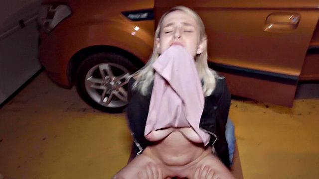 страстная ученица автошколы получает жёсткий секс с инструктором в гараже
