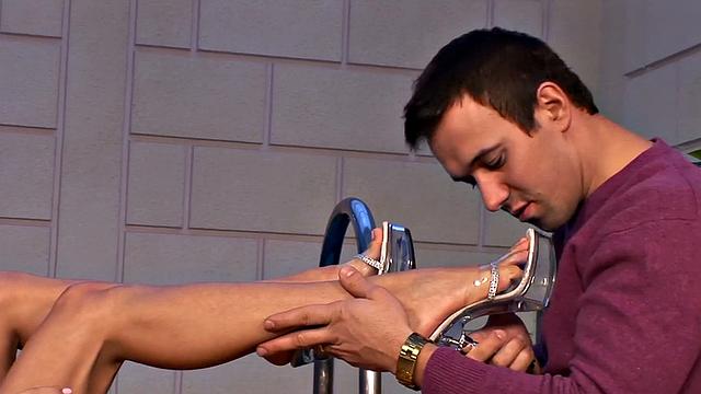 Jasmine Rouge Gives a Dirty Foot Job!