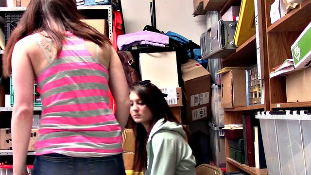 две взрослые попались на краже, разделись и устроили движ с охранником