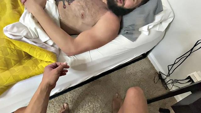 мускулистый красавец жестко едет без резинки после глубокого минета pov