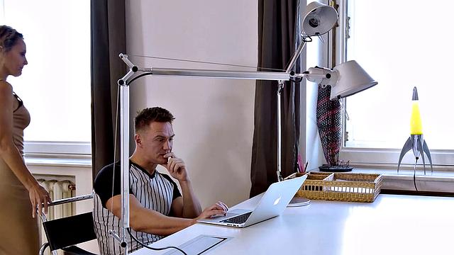 Зрелая блондинка учит мужика трахать её волосатую киску