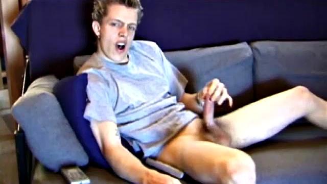 Шейн не сдержался на диване и залил футболку спермой