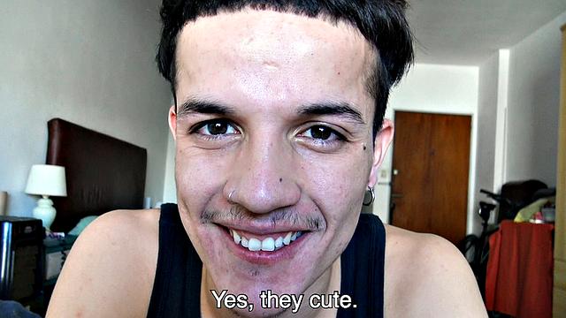 Смотри, как татуированный пассив едет на двух членах и глотает сперму