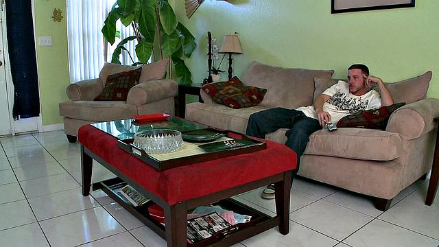 горячая горничная натирает швабру и члены до блеска