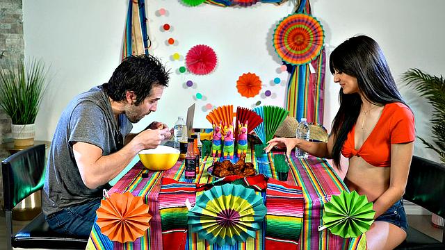 брюнетка в джинсах трахается на диване после острых крылышек