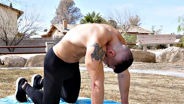 Namaste растянули