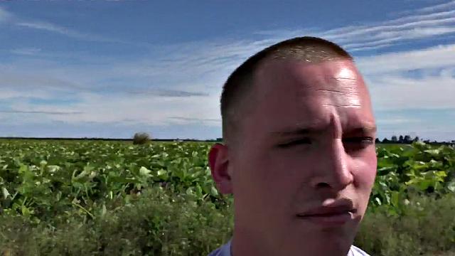 черный солдат сосёт и получает римминг на анальной оргии