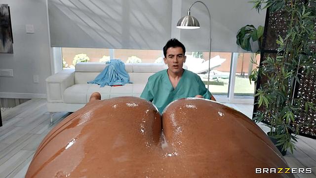 Массажист трахает пышную Даллас Плейхаус и уделяет внимание её большим сиськам.