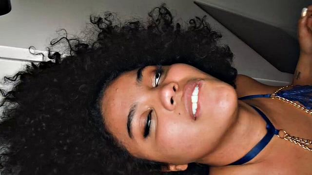 смотри, как эта брюнетка пропускает завтрак ради жёсткого минета на кухне