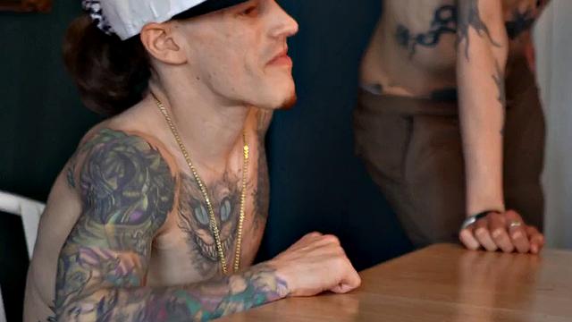 Доминирующий качок трахает молодого после игры на глазах у друзей