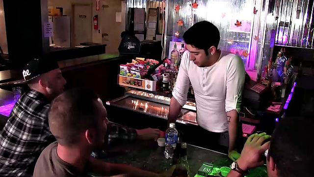 трое парней с большими членами устраивают жаркую групповуху