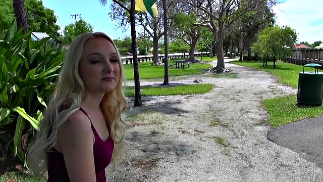 блондинка в обтягивающих шортах сосет и трахается за деньги на диване