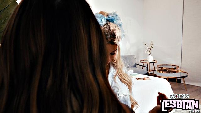 Big cougar facesitting on sexy babe