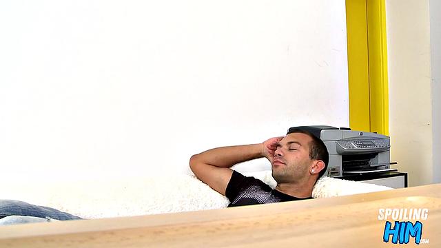 Casting amateur gives rimjob