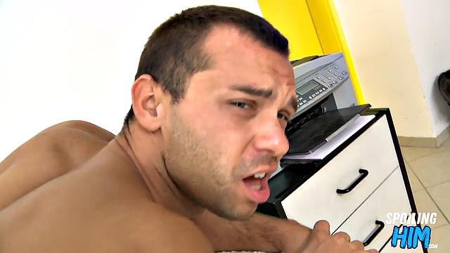 Casting amateur gives rimjob